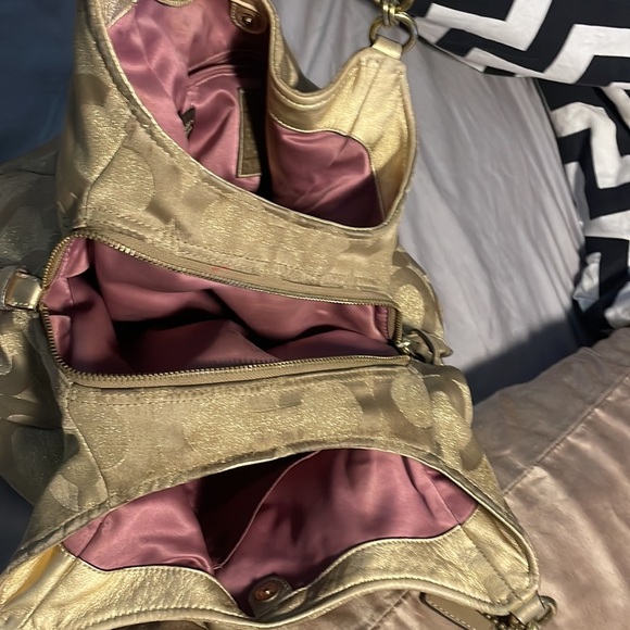 Coach - Boho Gold 3 pocket shoulder Bag. Dust bag not included - Picture 10 of 16